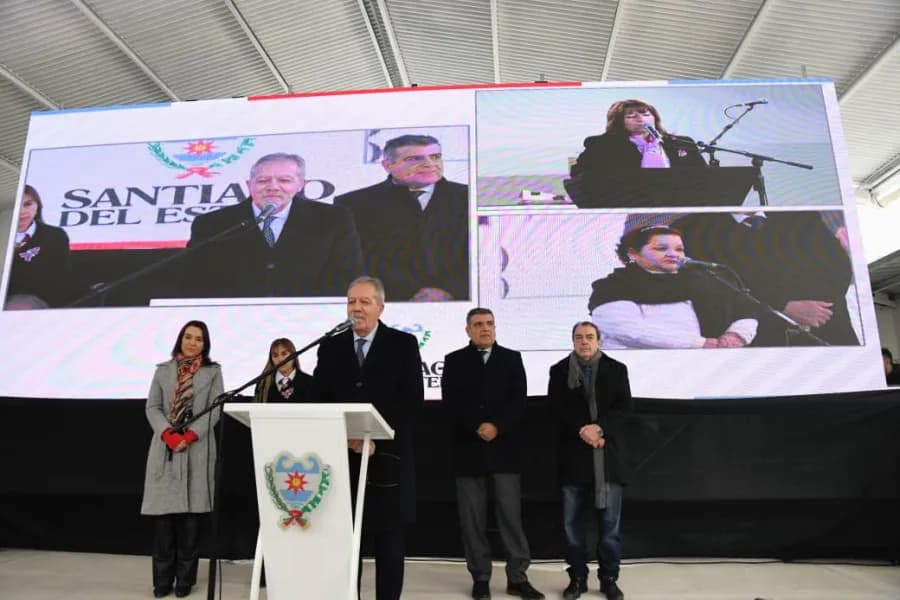 El gobernador Elías Suárez inauguró en forma simultánea tres edificios escolares en el departamento Banda