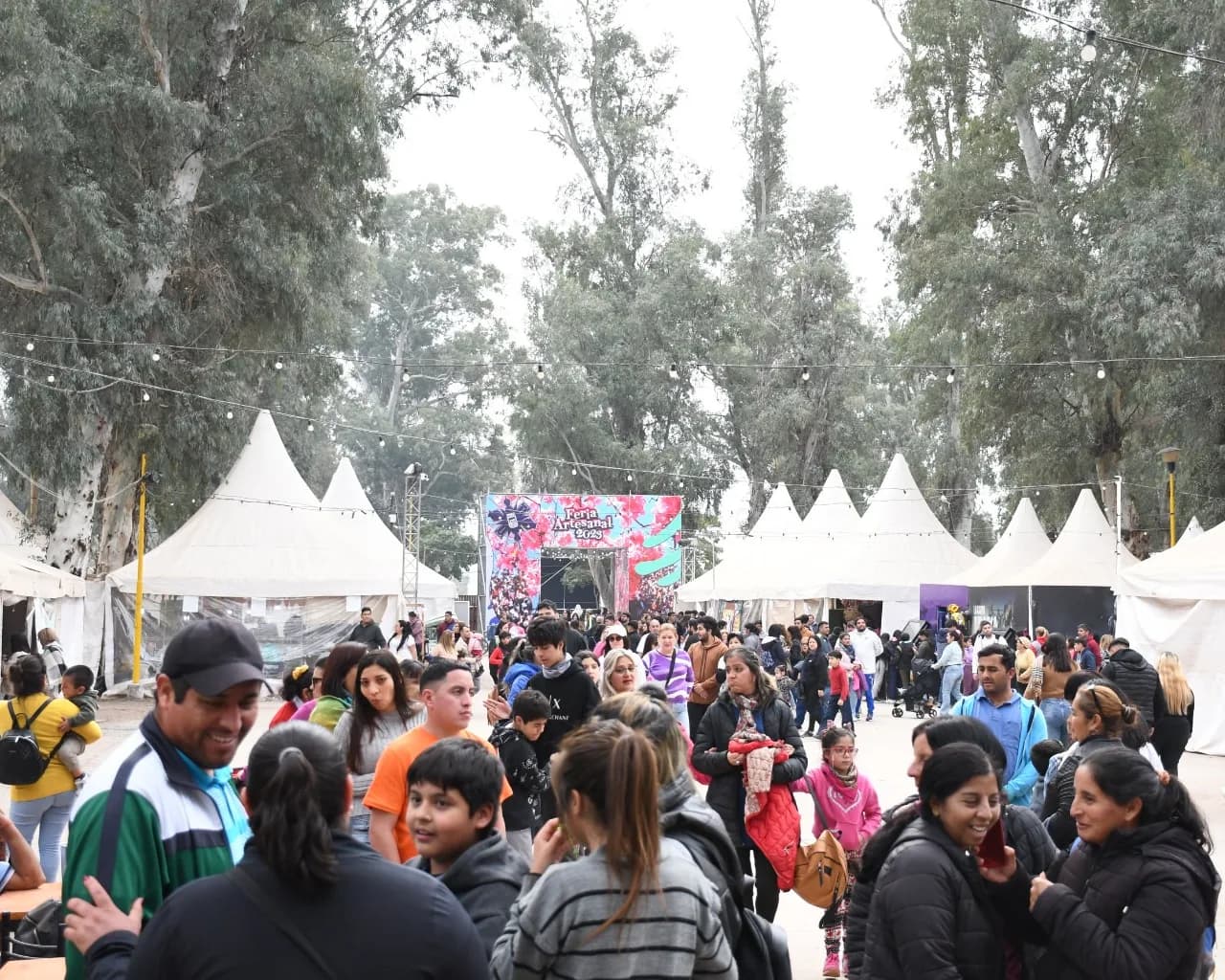 Quedó inaugurada la Feria Artesanal 2026 en el Parque Aguirre por los festejos del aniversario de la Capital