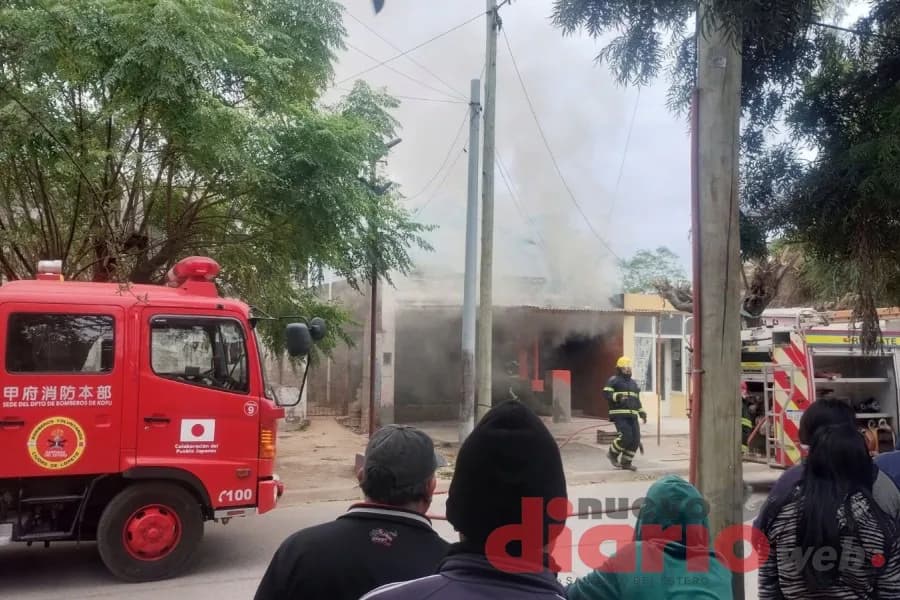 Voraz incendio destruyó una vivienda en el centro: una policía fue hospitalizada por inhalación de humo
