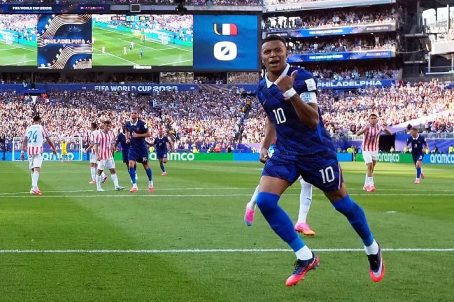 A los 66 minutos, Doué ingresó al área y cayó tras un contacto con Diego Gómez. Luego de revisar la jugada en el VAR, el árbitro sancionó penal y Kylian Mbappé convirtió el único gol del encuentro con una definición precisa desde los doce pasos. Con la desventaja, Paraguay se vio obligado a adelantar sus líneas y Gustavo Alfaro realizó varias modificaciones en busca del empate, con los ingresos de Gabriel Ávalos, Mauricio, Gustavo Caballero y José Canale. Sin embargo, el desgaste físico comenzó a pasar factura y el conjunto sudamericano perdió parte de la solidez que había mostrado durante gran parte del partido. En los minutos finales volvió a destacarse Orlando Gill, quien evitó que la diferencia fuera mayor al contener dos claras ocasiones frente a Mbappé. Con este resultado, Francia avanzó a los cuartos de final, donde se enfrentará a Marruecos, mientras que Paraguay se despidió del torneo dejando una imagen competitiva frente a uno de los principales candidatos al título.