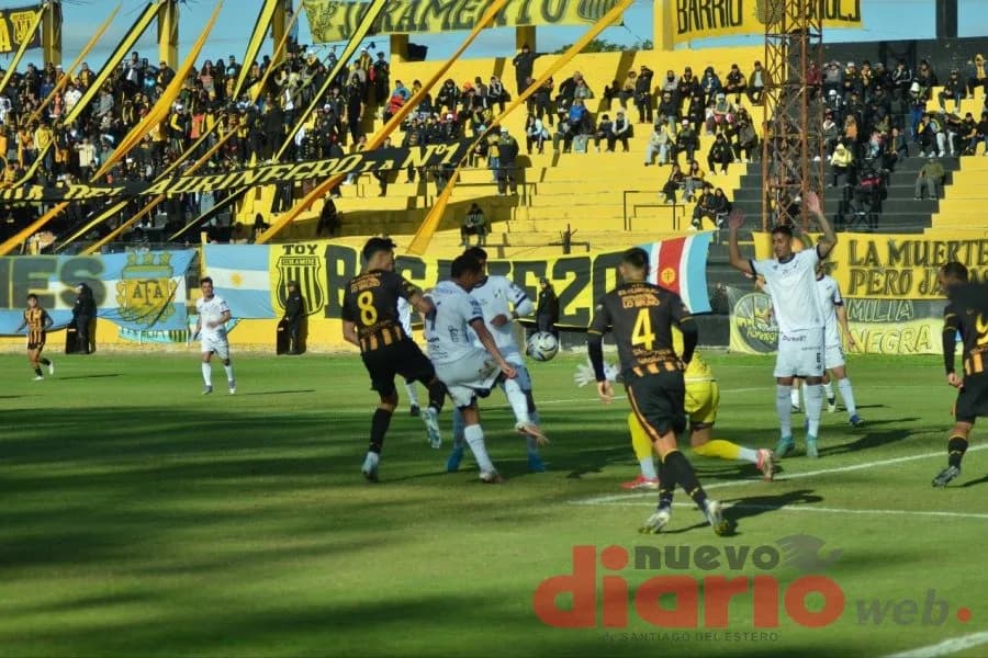Mitre rescató un empate en el final con gusto a poco