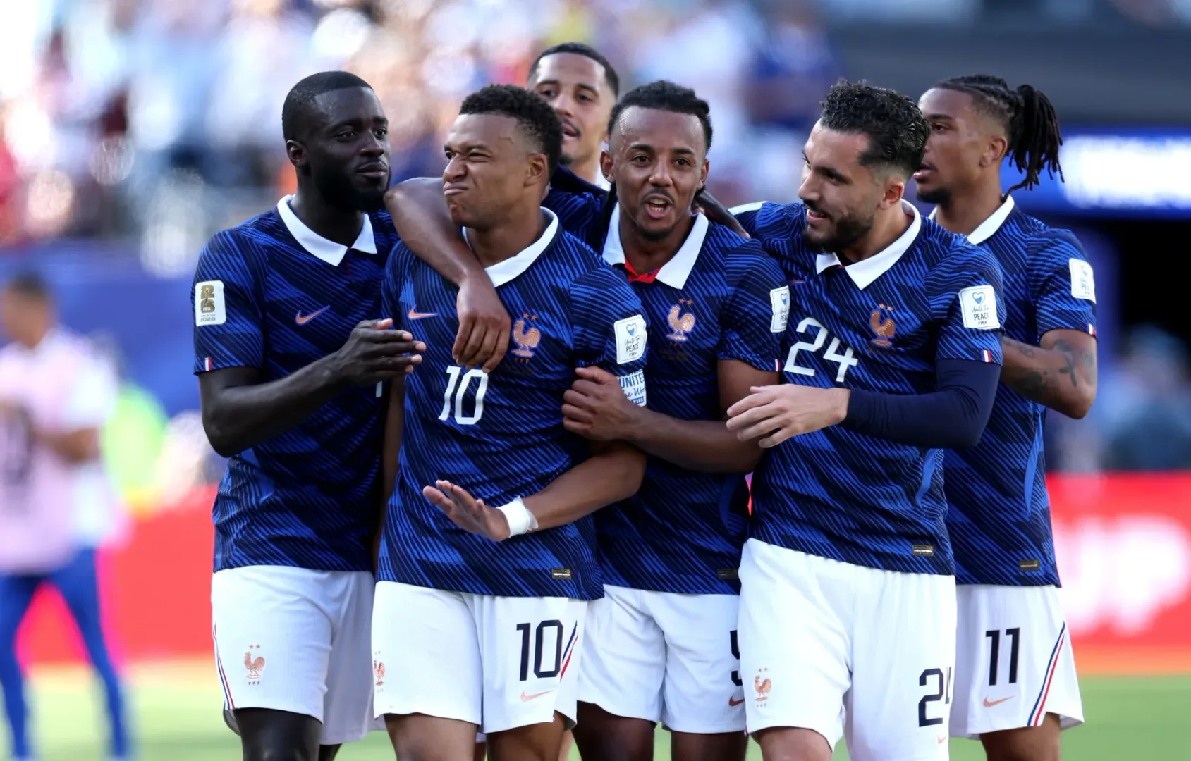 Polémica en el Mundial: la selección de Francia viaja en la aerolínea que realiza las deportaciones masivas de Trump