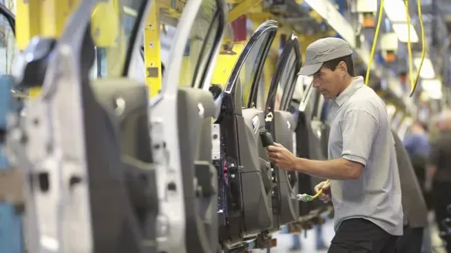 La industria manufacturera cayó un 5,7% interanual en mayo por fuertes desplomes en textiles, maquinaria y autos