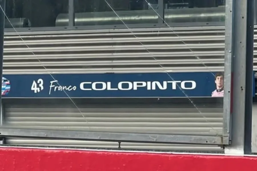 Escribieron mal el apellido de Franco Colapinto en su box en la previa del Gran Premio de Bélgica
