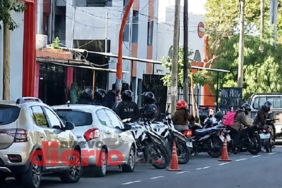 Sorprendieron y detuvieron a un delincuente que intentaba robar en los baúles de motos estacionadas