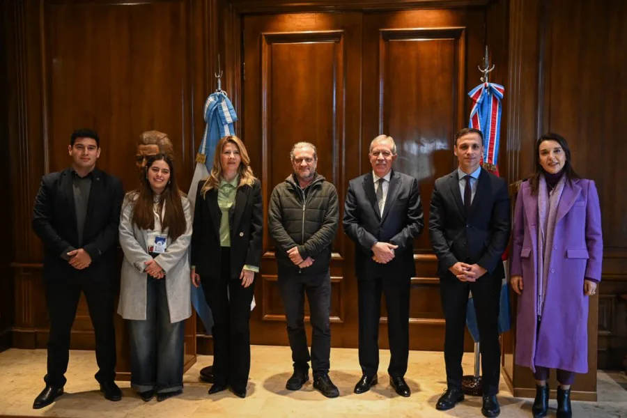 El gobernador Elías Suárez recibió a Darío Sztajnszrajber tras el lanzamiento del programa "Jóvenes y Democracia"