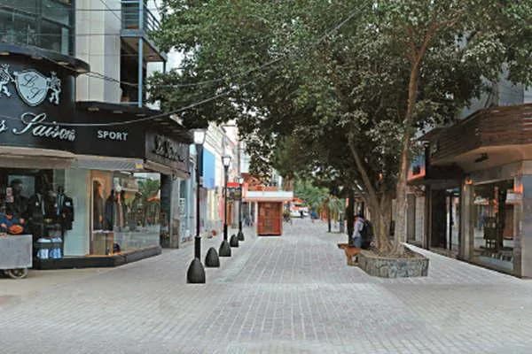 Persecución en pleno centro: dos jóvenes en moto circulaban a gran velocidad por la peatonal Tucumán