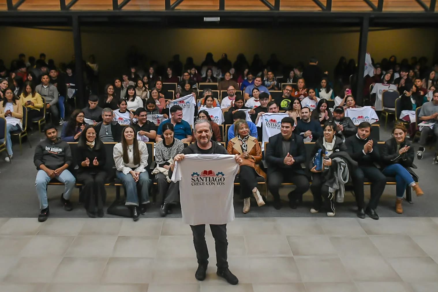 El filósofo Darío Sztajnszrajber desafía el mandato de la utilidad ante cientos de jóvenes en Santiago del Estero