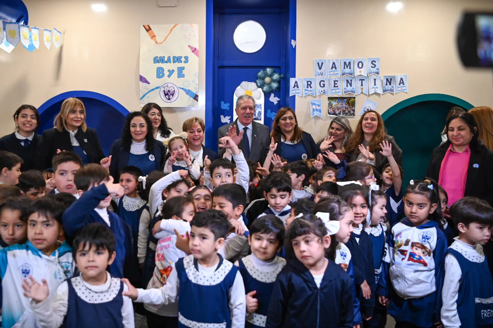 Elías Suárez visitó un proyecto educativo sobre valores democráticos en la Escuela Normal