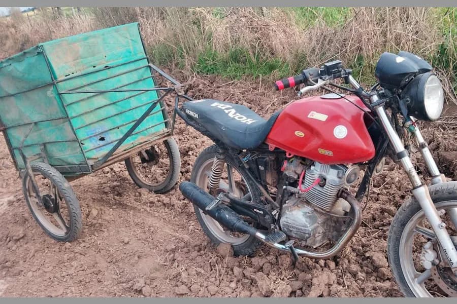 Hallan una misteriosa moto con un carrilín abandonada junto a un campo de Selva e investigan su procedencia
