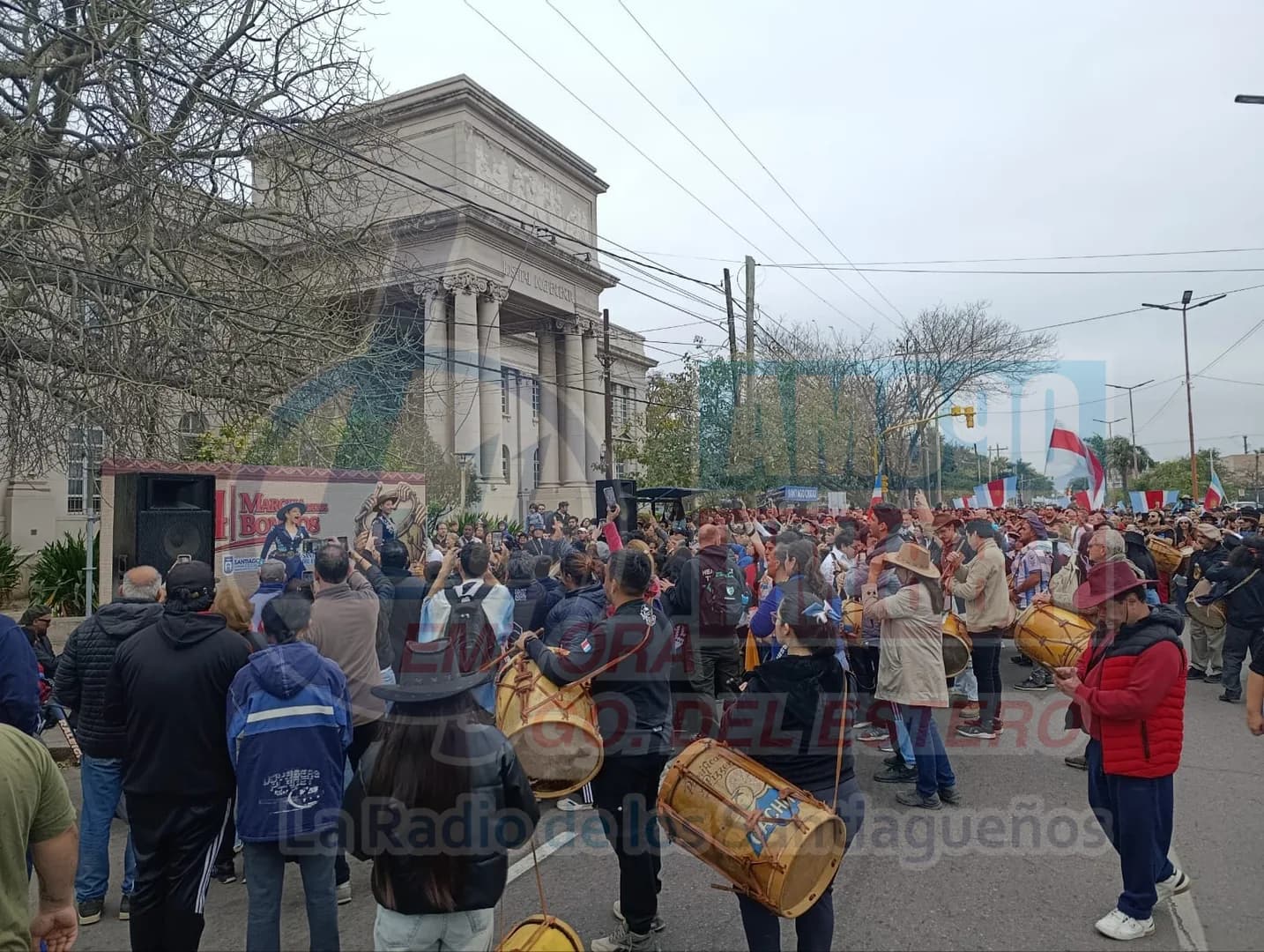 La columna norte avanza a puro ritmo en la Marcha de los Bombos con el acompañamiento especial del Multimedio LV11 - Nuevo Diario