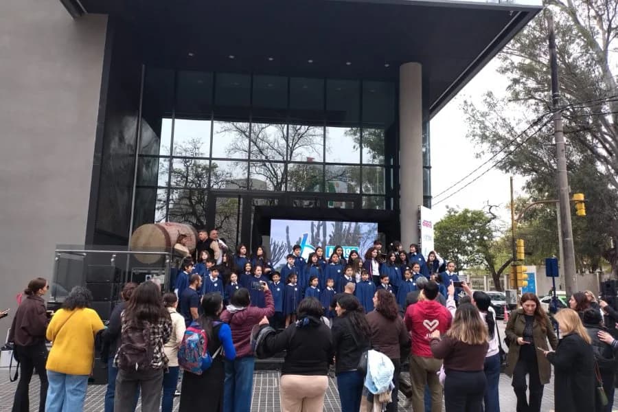 El Coro de Niños de la Provincia ya está listo en el Multimedio LV11 - Nuevo Diario para cantarle a la Marcha de los Bombos