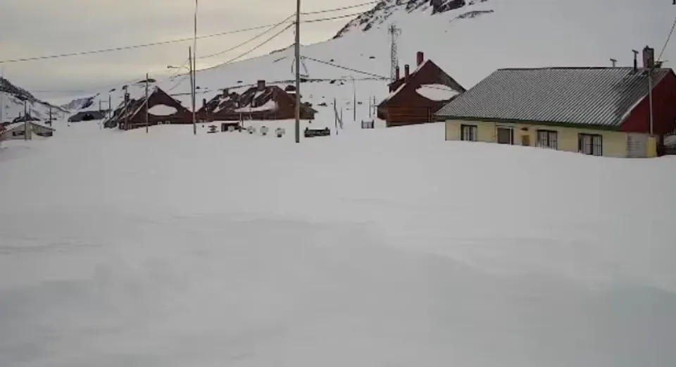 Paredones de nieve de hasta cuatro metros complican a cuatro provincias y dejan localidades aisladas
