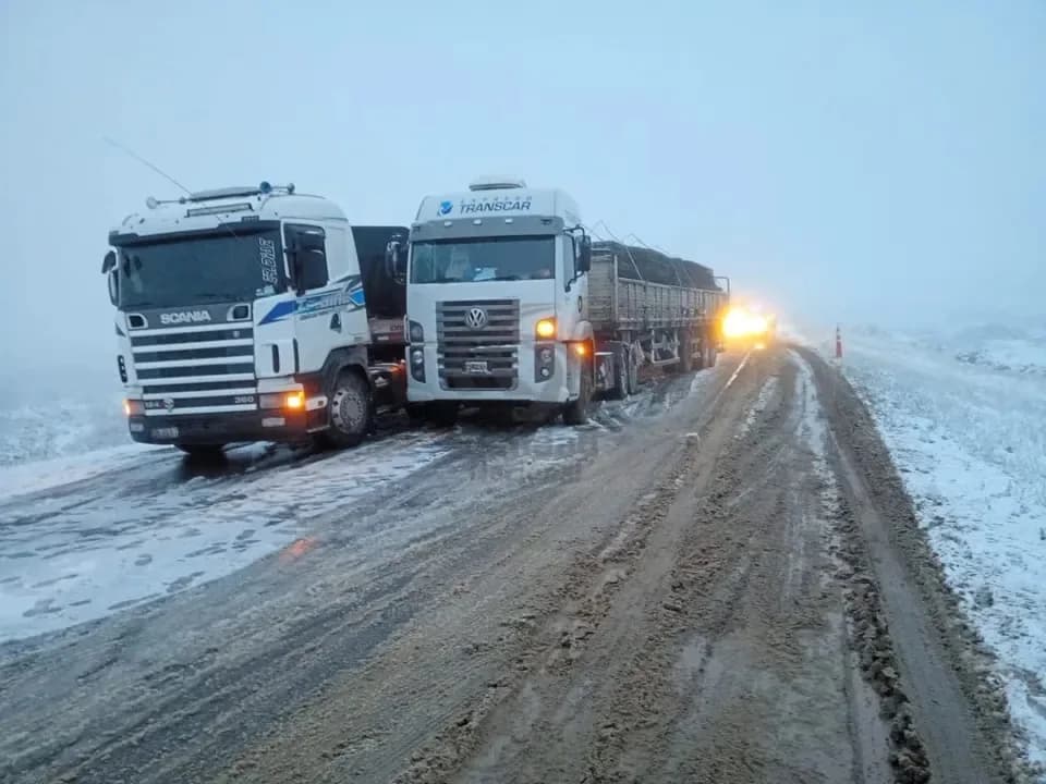 Miles de camioneros siguen varados por el cierre de los pasos a Chile