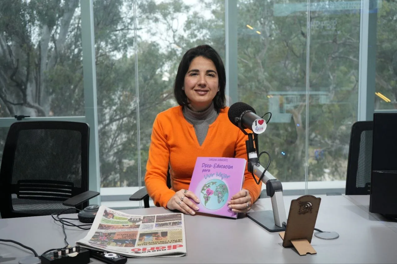 Carolina Sarmiento presentó en Santiago su libro para acercar la psicología a la comunidad