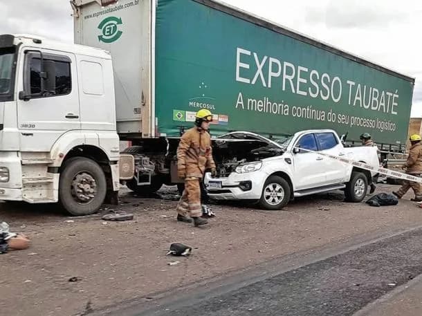 Dos personas murieron tras un choque entre una camioneta y un camión brasileño