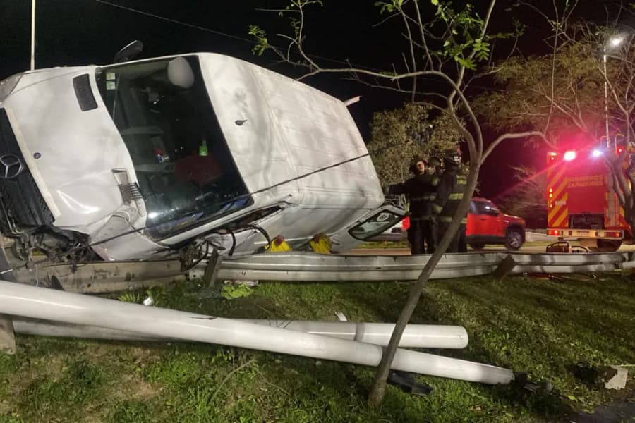 Grave accidente en la Circunvalación: un joven de 19 años perdió el brazo tras volcar con su camioneta