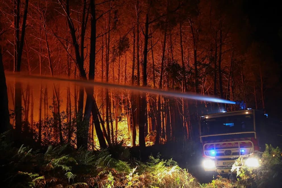 Más de 220.000 evacuados por el megaincendio que mantiene en vilo al sur de Francia