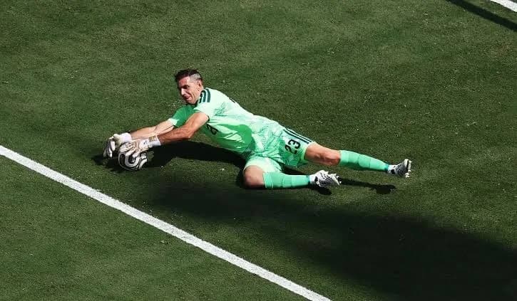 Juventus acelera por Dibu Martínez y Aston Villa fija el precio