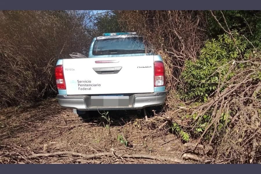 Un guardiacárcel se descompensó y una camioneta del Servicio Penitenciario terminó en el monte