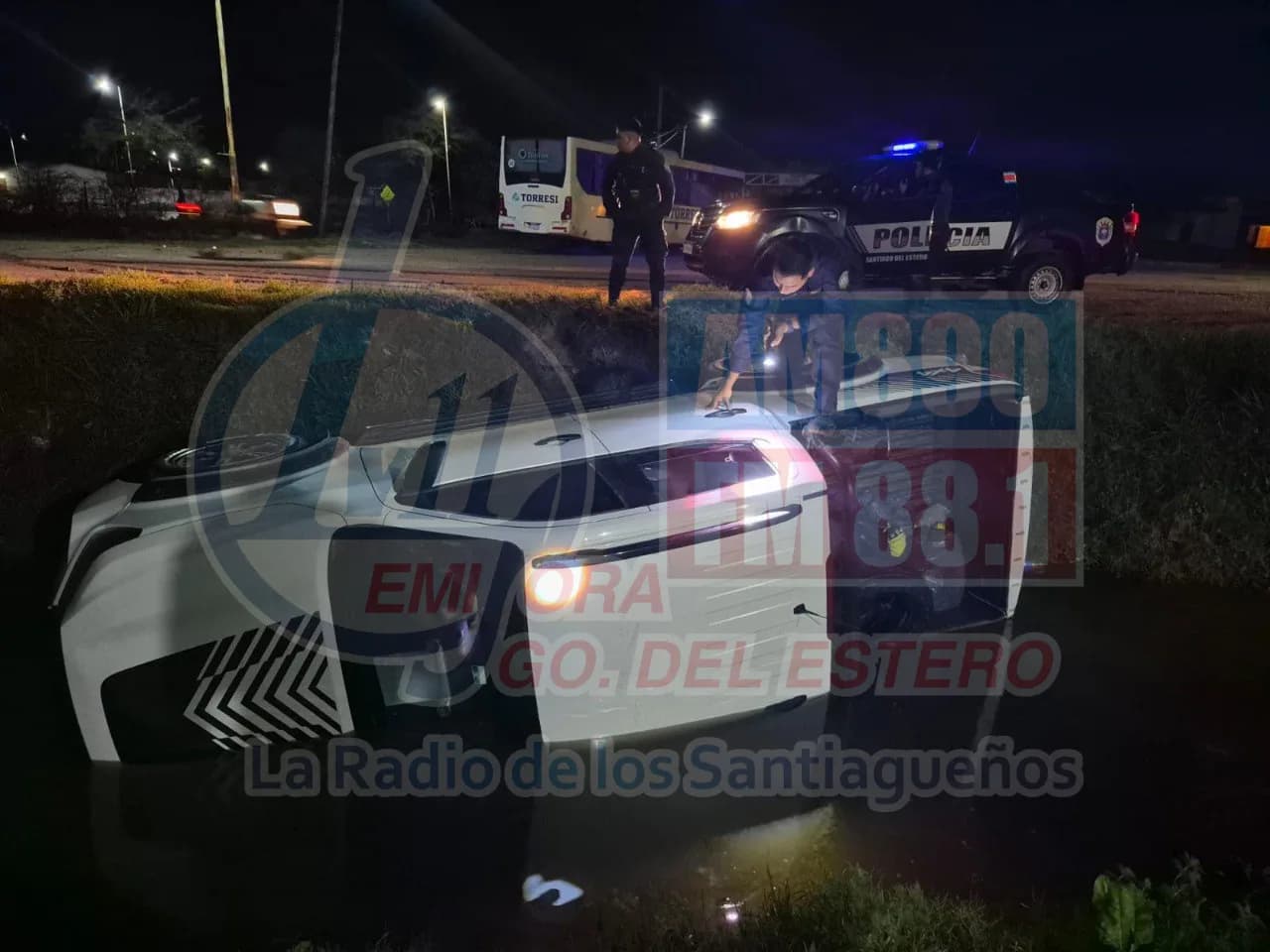 Añatuya: efectivos policiales rescataron a una pareja tras caer con su camioneta a un canal de desagüe