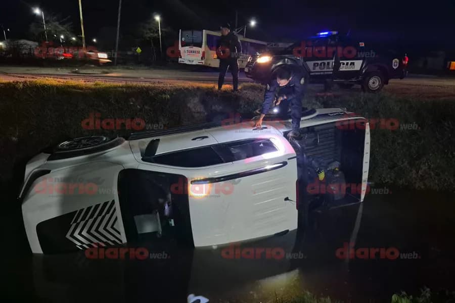 Policías rescatan a una joven pareja tras caer con su camioneta a un canal de desagüe en Añatuya