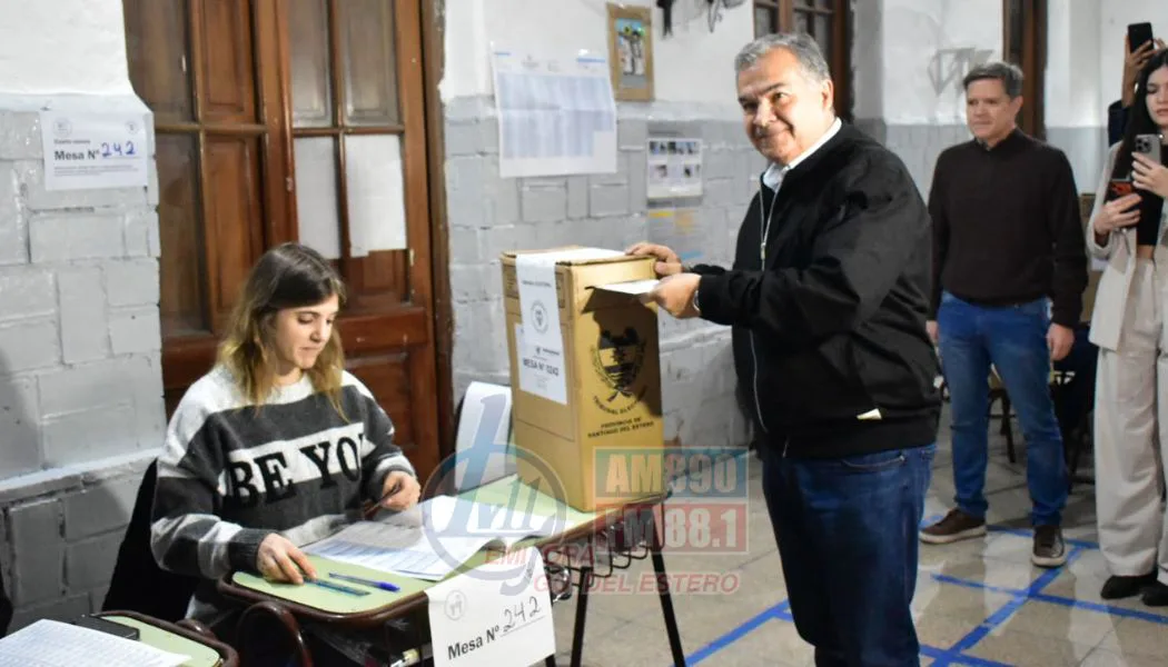 "Voten por la ciudad y por Santiago, eso es lo importante", afirmó Mario Benavente tras emitir su voto