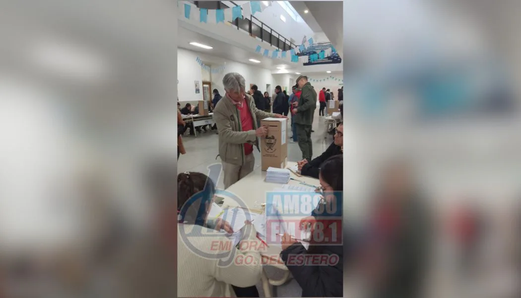 "Invito a todos a cumplir con el deber cívico", expresó Jinto Acosta tras votar