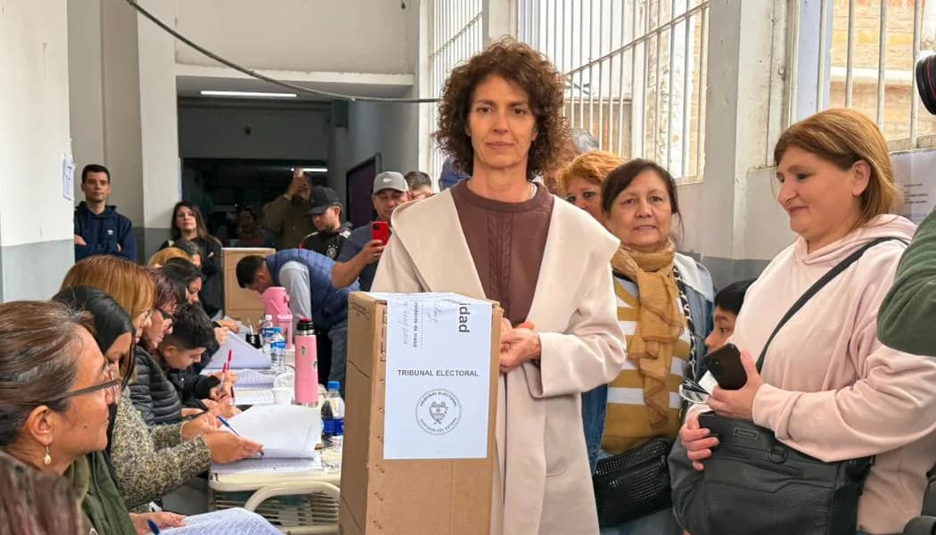 Paula Canepa emitió su voto y llamó a fortalecer la participación ciudadana