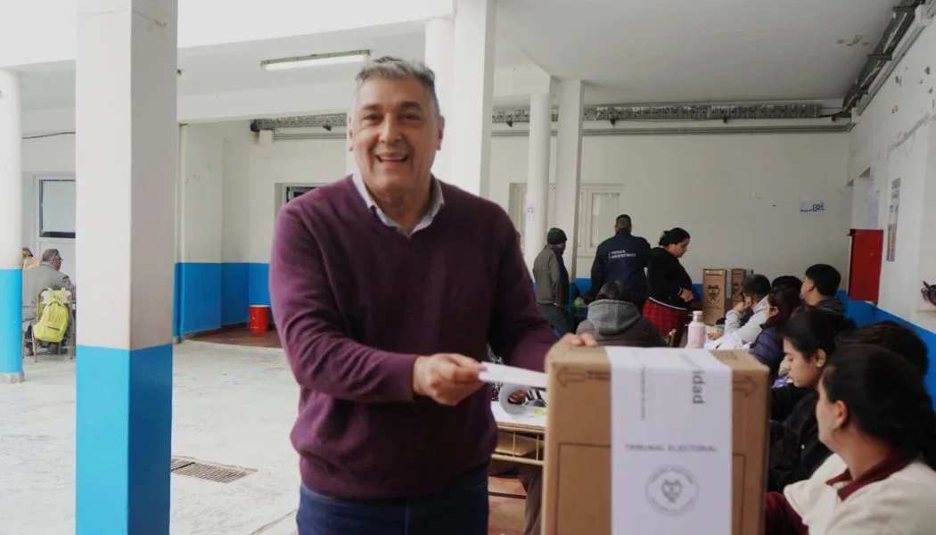 Roger Nediani emitió su voto y convocó a los bandeños a participar de la jornada democrática