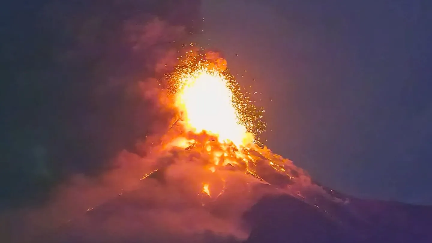 Guatemala declaró la alerta naranja por la violenta erupción del volcán de Fuego