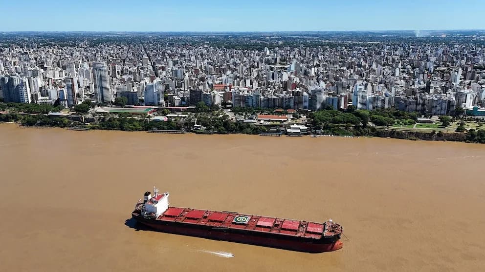 Qué pasa en los puertos argentinos: el conflicto que mantiene frenados más de 140 barcos