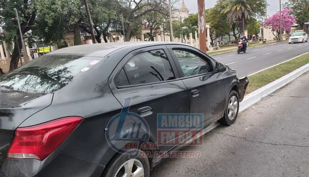 Chocó contra un poste tras intentar esquivar una fila de autos