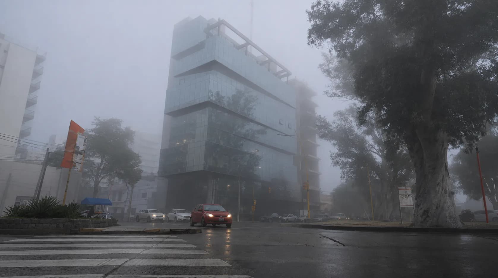 Jornada cambiante en Santiago: comienza con niebla y termina con fuertes ráfagas
