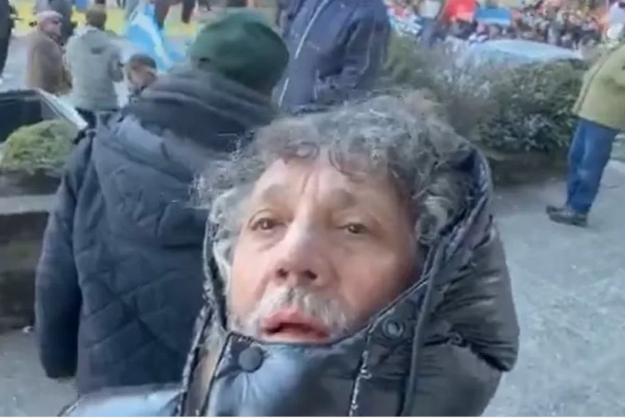 Fito Páez marchó en Bariloche contra la extranjerización de tierras: “La patria no se vende, man”