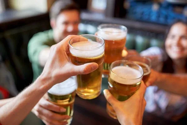 Día Internacional de la Cerveza: los tres secretos para servirla como un experto