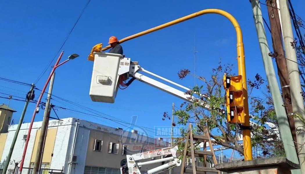 La ciudad ya supera las 220 esquinas con semáforos y suma una nueva en Alsina