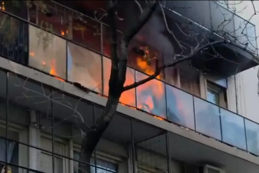 Se incendió un departamento lindero a la casa de Cristina Kirchner en Constitución y evacuaron el edificio
