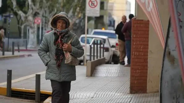 Anticipan la persistencia del intenso frío polar durante los próximos días en Santiago del Estero