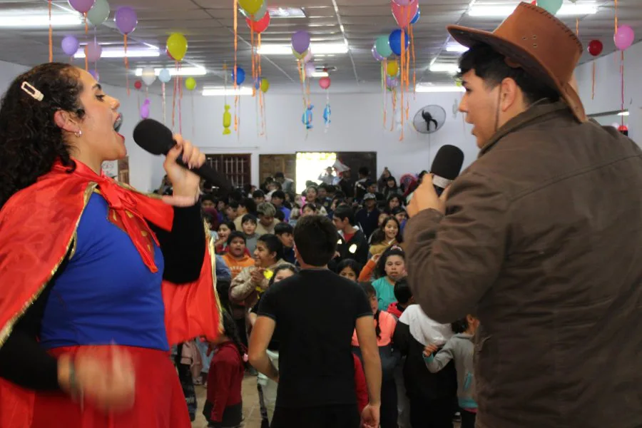 Más de 400 chicos celebraron el Día del Niño con juegos, regalos y chocolatada en el barrio John Kennedy