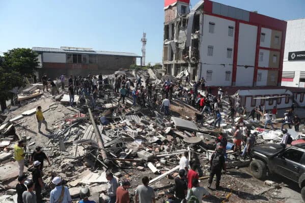 Un violento sismo de magnitud 7,4 sacudió el centro y occidente de Colombia y dejó muertos y destrozos
