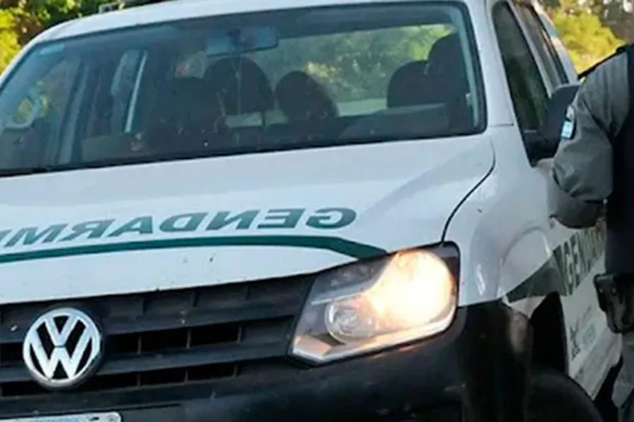 Hallaron una avioneta abandonada en un monte de Santiago y rescataron a sus dos pilotos