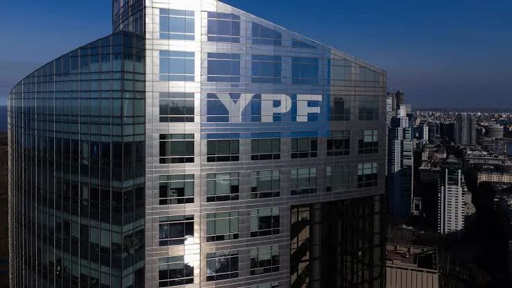 Las acciones de YPF cayeron tras presentar un balance récord y anunciar la venta de Metrogas