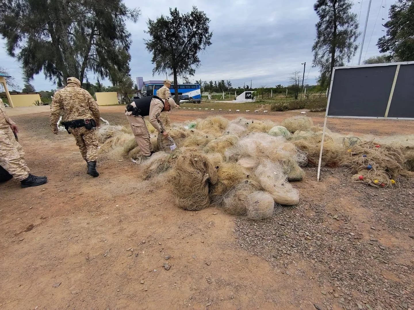 Destruyeron más de 17.000 metros de redes de pesca ilegal incautadas en Las Termas de Río Hondo