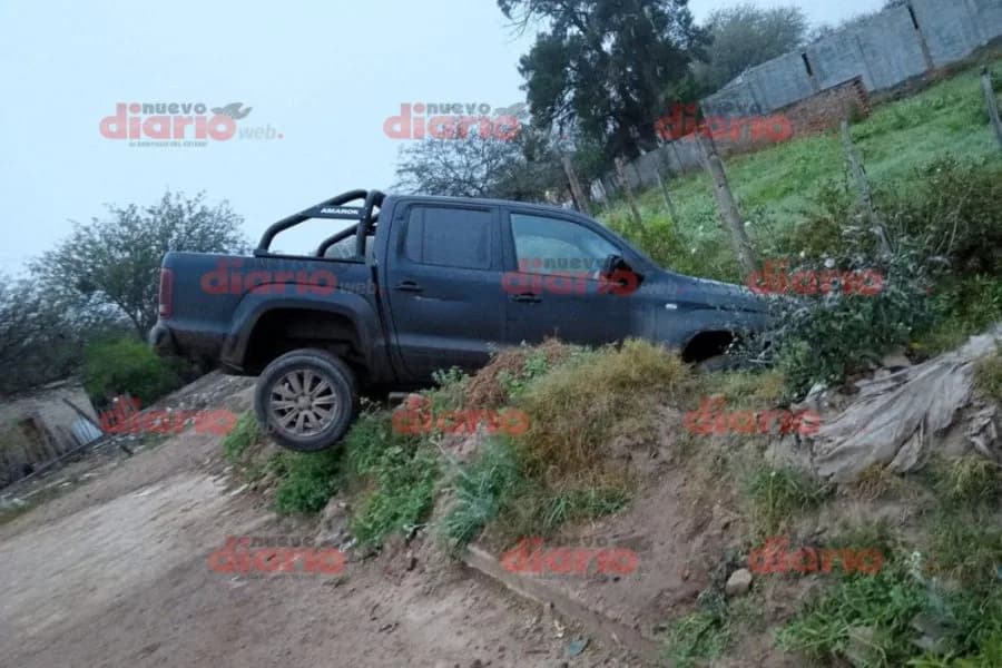 Un conductor ebrio despista con su camioneta y cae dentro de una acequia en Añatuya