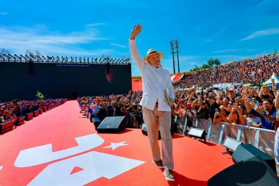 Lula lanzó su campaña en Brasil de cara a las elecciones del 4 de octubre y endureció su discurso de defensa nacional
