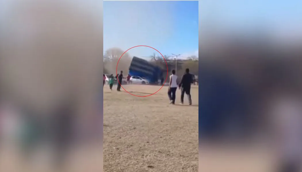 Video impactante | Un inflable salió volando con varios niños adentro y hubo heridos