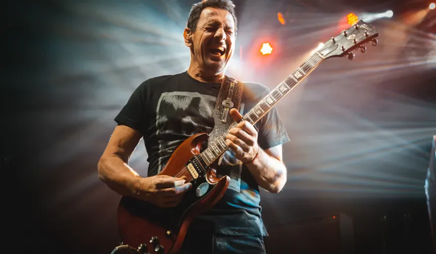 Ricardo Mollo celebra sus 69 años: el recorrido vital y musical del referente fundamental del rock argentino