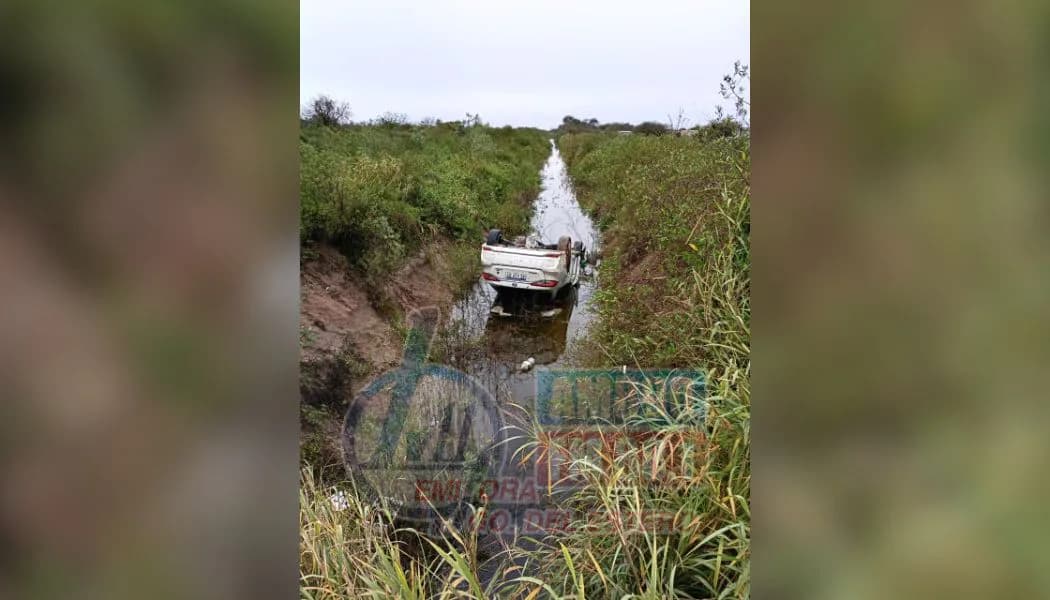 Esquivó un bache, perdió el control y terminó con su auto dentro de un canal