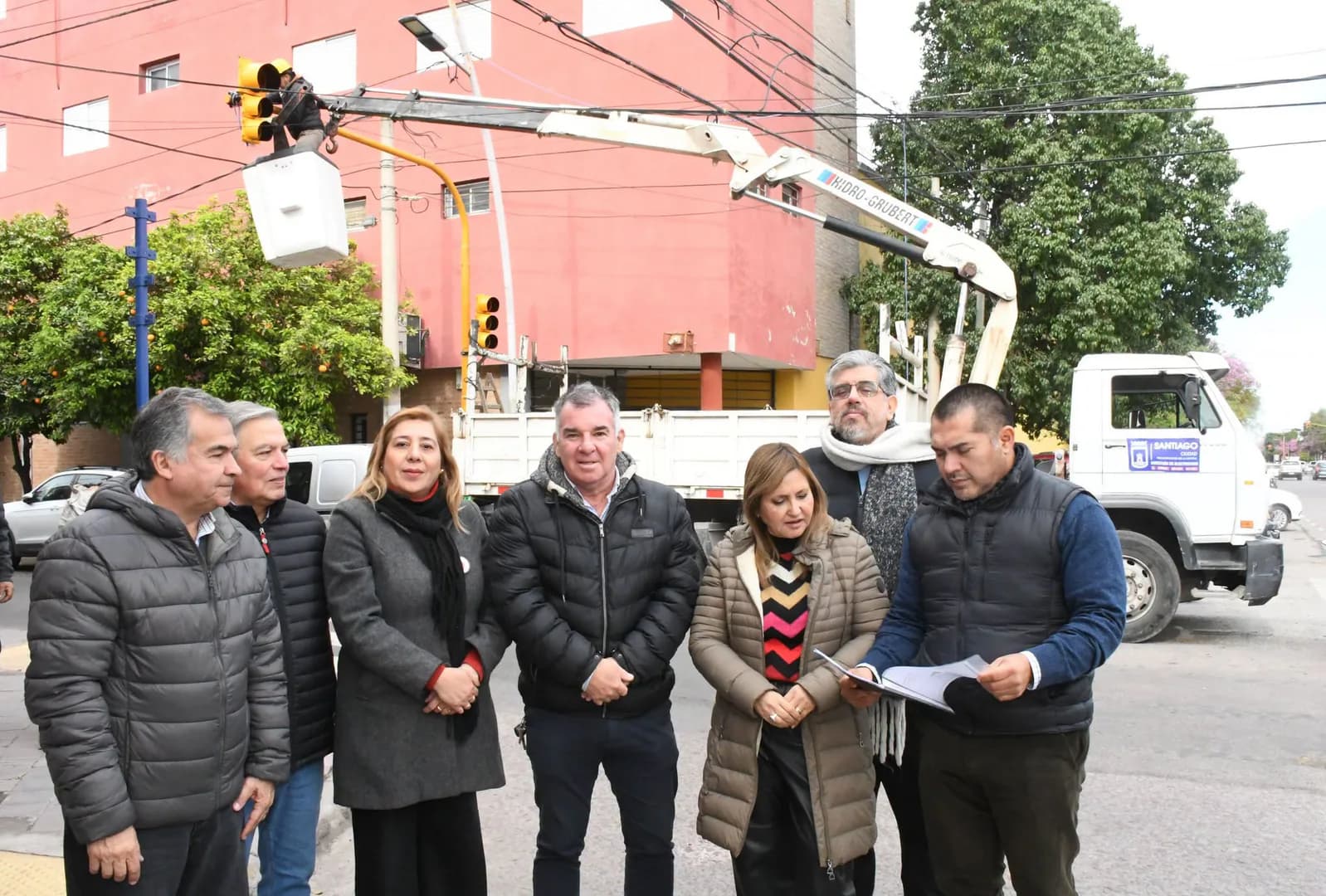 La intendente Norma Fuentes supervisó la instalación de nuevos semáforos en la intersección de Pedro León Gallo y Entre Ríos